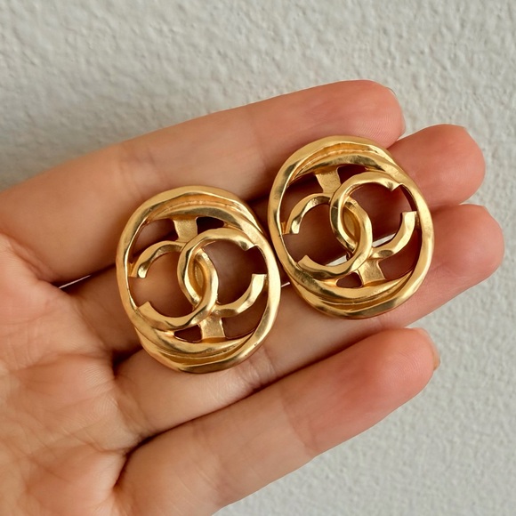 ✨Vintage Chanel Gold-Tone CC Earrings✨ - Picture 4 of 13